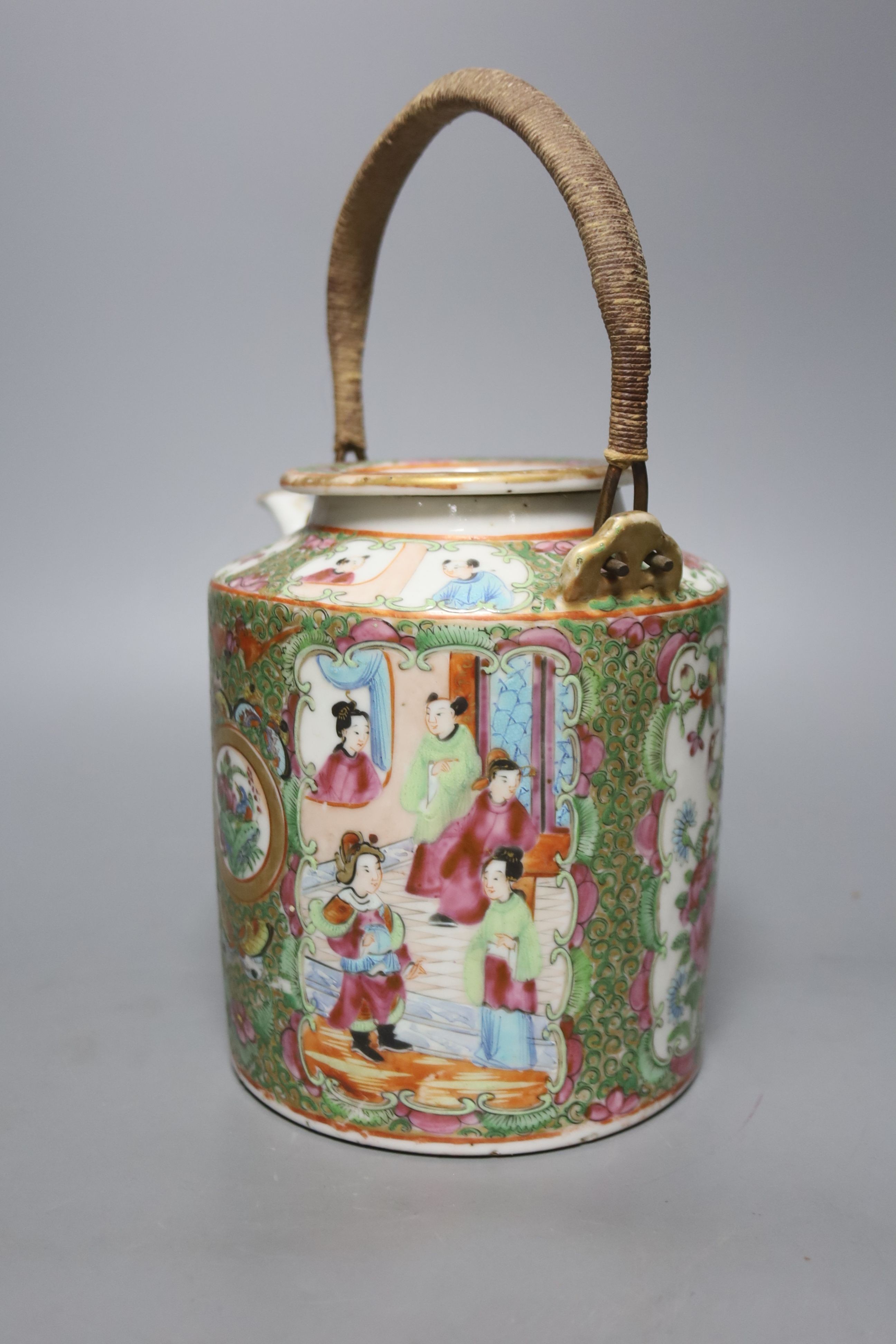 A Chinese enamelled porcelain teapot, three dishes and a Samson plate